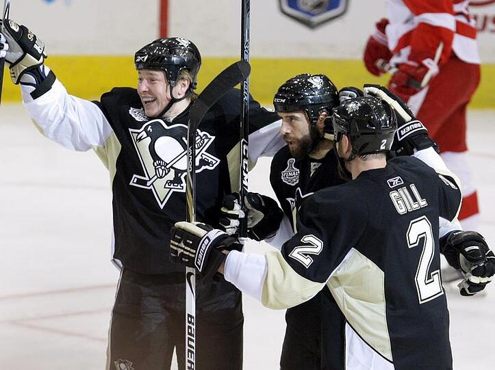 Ruslan Fedotenko (l.), Maxime Talbot (M.) and Hal Gill beim Torjubel.