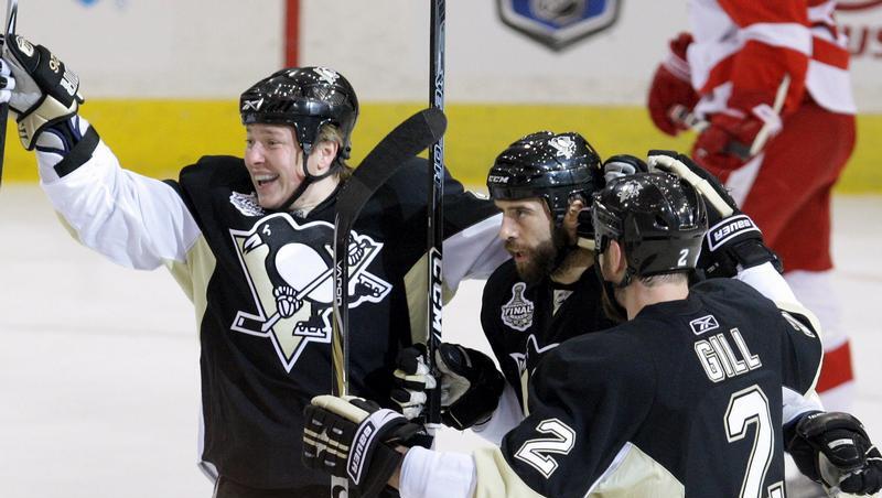Ruslan Fedotenko (l.), Maxime Talbot (M.) and Hal Gill beim Torjubel. Ruslan Fedotenko (l.), Maxime Talbot (M.) and Hal Gill beim Torjubel.