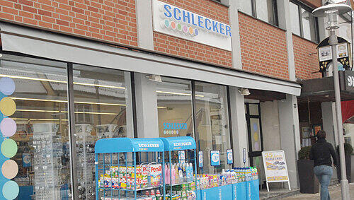 Überfallen: der Schlecker-Markt in Heroldsberg. Überfallen: der Schlecker-Markt in Heroldsberg.