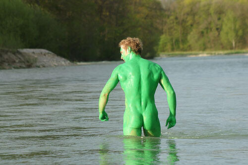 Es ist heiß. Es ist Sommer in München. Libris (19) hat gerade an einer Bodypainting Aktion an der Isar mitgemacht - und holt sich jetzt Erfrischung im Flaucher.