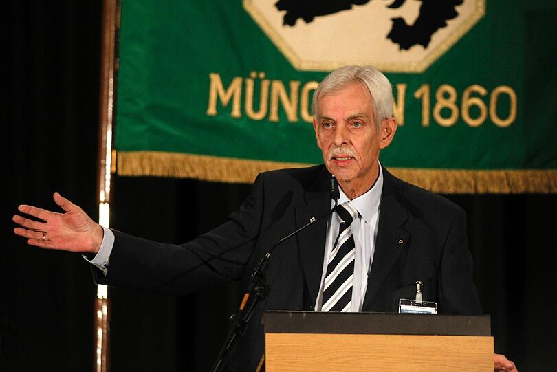 Am Rednerpult: Dieter Schneider, der Präsident des TSV 1860 München.