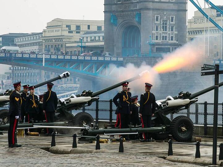 62 Salutschüsse wurden am Ostermontag zu Ehren der Queen am Londoner Tower abgefeuert
