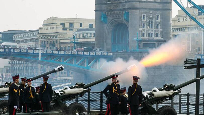62 Salutschüsse wurden am Ostermontag zu Ehren der Queen am Londoner Tower abgefeuert 62 Salutschüsse wurden am Ostermontag zu Ehren der Queen am Londoner Tower abgefeuert