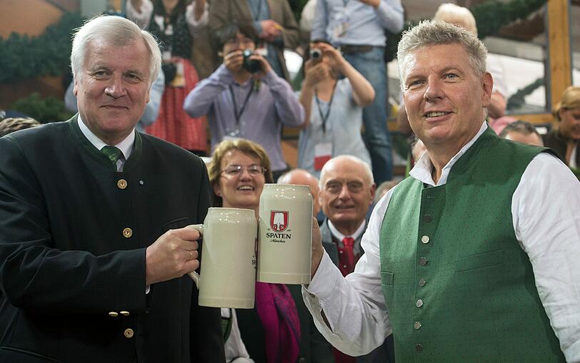 Daraufhin folgte der Anstoß mit Ministerpräsident Seehofer.