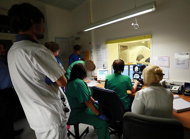 Das Notaufnahme-Team führt ein CT bei einem bewusstlosen Wiesn-Patienten durch. Ob er innere Verletzungen hat?