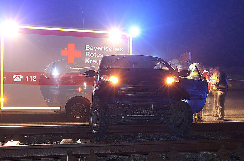 Bei einem Unfall im Berchtesgadener Land landete eine Smart-Fahrerin mit ihrem Auto auf den Bahngleisen.
