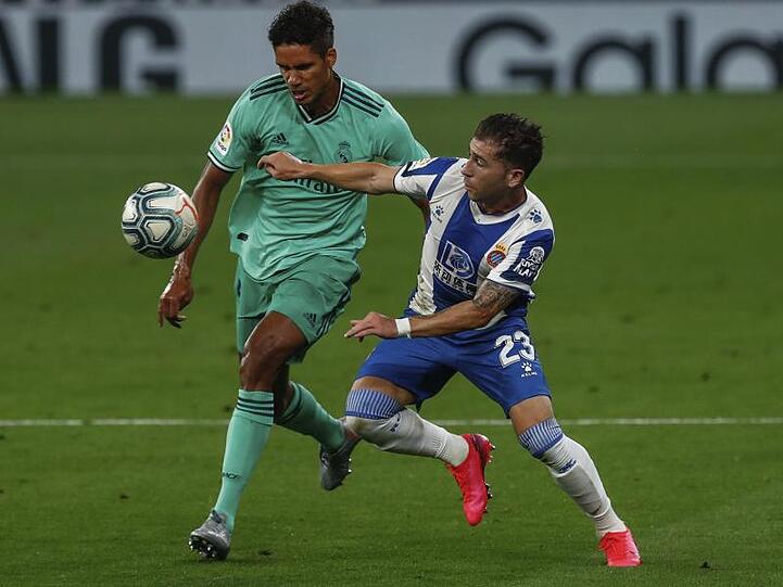 Raphael Varane (l) von Real Madrid kämpft mit Gegenspieler Adri Embarba um den Ball.