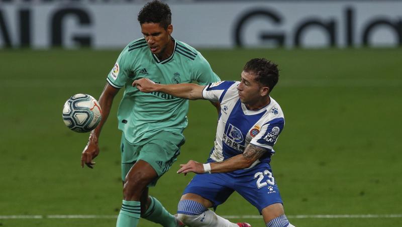 Raphael Varane (l) von Real Madrid kämpft mit Gegenspieler Adri Embarba um den Ball. Raphael Varane (l) von Real Madrid kämpft mit Gegenspieler Adri Embarba um den Ball.