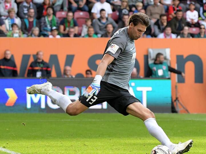 Torwart Fabian Giefer vom FC Augsburg in Aktion. Foto: Stefan Puchner/dpa/Archivbild