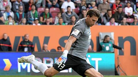 Torwart Fabian Giefer vom FC Augsburg in Aktion. Foto: Stefan Puchner/dpa/Archivbild
