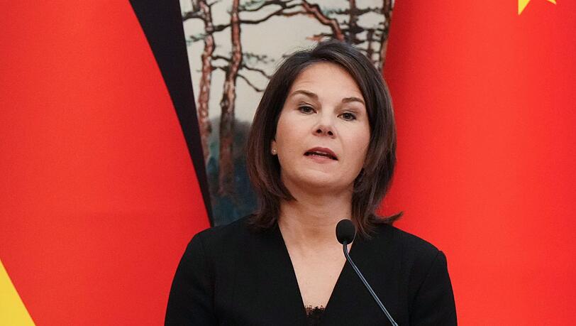 Annalena Baerbock steht im Staatsgästehaus Diaoyutai während einer Pressekonferenz Rede und Antwort. Annalena Baerbock steht im Staatsgästehaus Diaoyutai während einer Pressekonferenz Rede und Antwort.