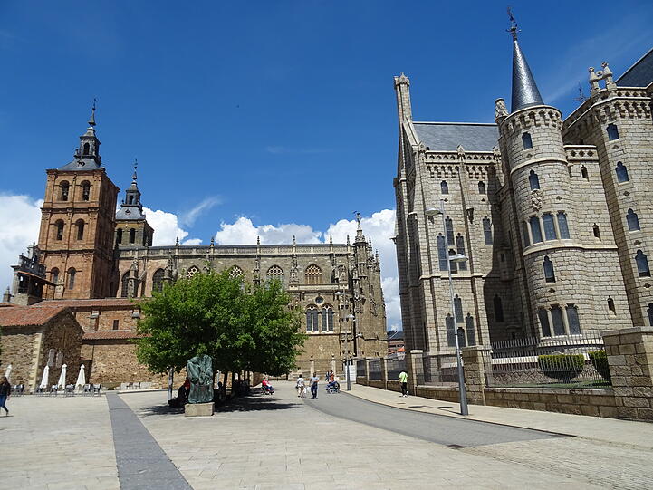 Der Bischöfliche Palat (rechts, entworfen von Gaudi) neben der Kathedrale in Astorga.