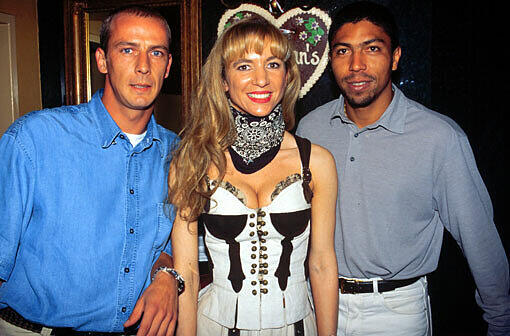 Das Maximilian&rsquo;s in München: Birgit Biederer mit den Fußball-Stars Mario Basler und Giovane Elber (r.).