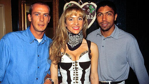 Das Maximilian’s in München: Birgit Biederer mit den Fußball-Stars Mario Basler und Giovane Elber (r.). Das Maximilian’s in München: Birgit Biederer mit den Fußball-Stars Mario Basler und Giovane Elber (r.).