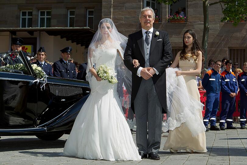 Der Sohn des Bleistiftherstellers Anton Wolfgang Graf von Faber-Castell, Charles Alexander, und seine Ehefrau Melisa Eliyesil haben am Samstag kirchlich geheiratet. Die Bilder von der Adelshochzeit!