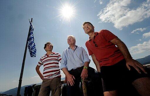 Zeigen Flagge: Der Bundestagsabgeordnete Klaus Barthel, Frank-Walter Steinmeier und Landtagskandidat Tim Weidner.