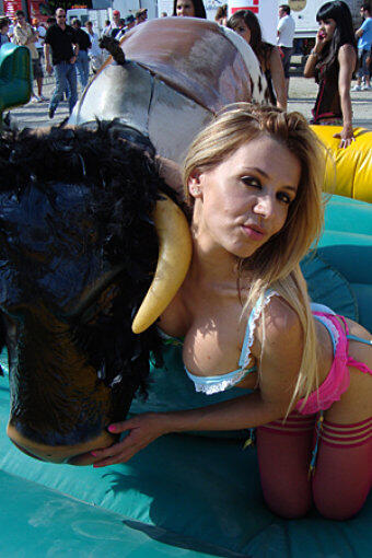 Sexy im heißen Dessous: Davorka reitet den Bullen bei den "Hot Summer Games". (2009)