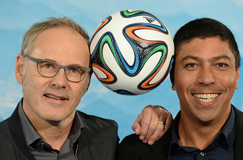 ARD-Moderator Reinhold Beckmann (l) und Brasilien-Experte Giovane Elber während eines Fototermins in Hamburg. ARD und ZDF übertragen gemeinsam alle 64 Spiele der Fußball-Weltmeisterschaft.
