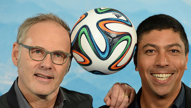 ARD-Moderator Reinhold Beckmann (l) und Brasilien-Experte Giovane Elber während eines Fototermins in Hamburg. ARD und ZDF übertragen gemeinsam alle 64 Spiele der Fußball-Weltmeisterschaft. ARD-Moderator Reinhold Beckmann (l) und Brasilien-Experte Giovane Elber während eines Fototermins in Hamburg. ARD und ZDF übertragen gemeinsam alle 64 Spiele der Fußball-Weltmeisterschaft.
