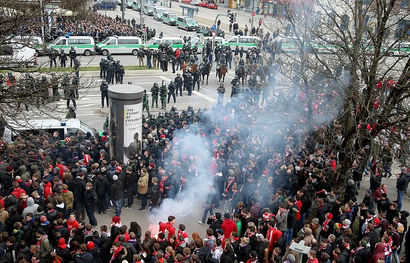 Bengalos, Chinaböller, Flaschenwürfe: FC Bayern II gegen TSV 1860 II: Die Bilder von Aufmarsch der Fans. 1000 Polizei-Beamte sind im Einsatz.
