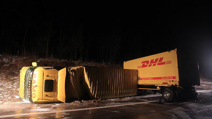 Auf der A71 ereigneten sich zwei Lkw-Unfälle unmittelbar nacheinander, einer davon mit tödlichem Ausgang. Die Bilder von der Unfallstelle.