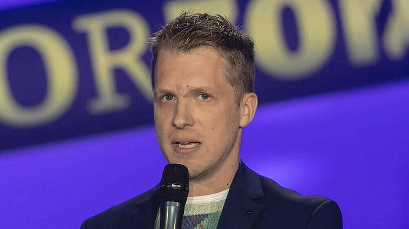 Oliver Pocher parodiert Sarah Harrison
