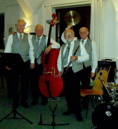 Im Interim geben die Altherren von "Original Gentlemen" ihre letztes Konzert.