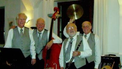 Im Interim geben die Altherren von "Original Gentlemen" ihre letztes Konzert. Im Interim geben die Altherren von "Original Gentlemen" ihre letztes Konzert.