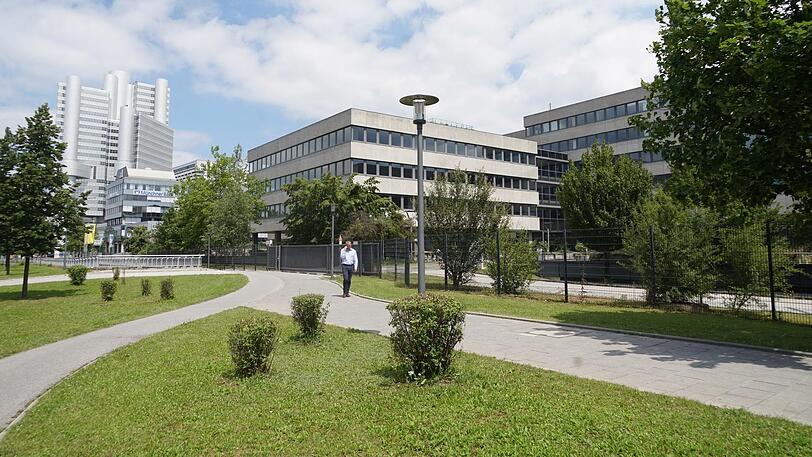 Auf diesem Gelände soll die neue Zentrale der Versorgungskammer entstehen. Links im Hintergrund der HVB-Tower im Arabellapark.