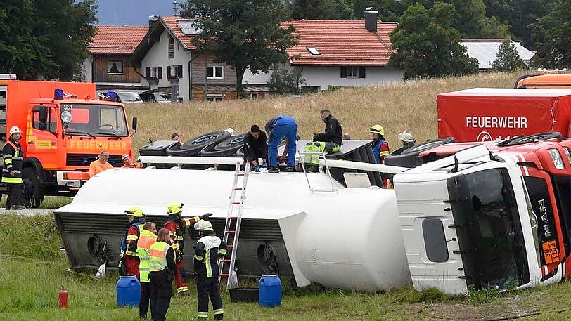 Da der umgekippte Sattelzug auf den Befüllarmaturen lag, musste eine Spezialfirma aus dem Landkreis Freising hinzugezogen werden, die sechs Stunden nach dem Unfall eintraf.