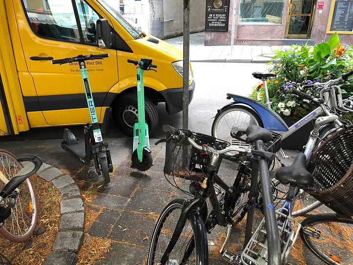 E-Scooter in der Nähe von Fahrrädern – gesehen in der Westenriederstraße.