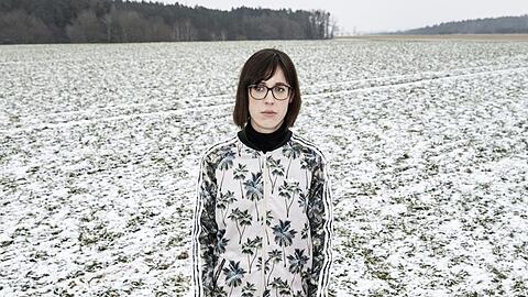 Ein Porträt wie von der Fotografin Annie Leibovitz gestellt: Eva Karl-Faltermeier.