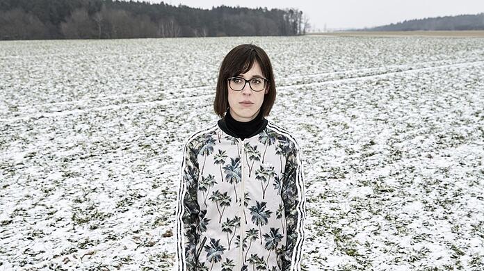 Ein Porträt wie von der Fotografin Annie Leibovitz gestellt: Eva Karl-Faltermeier.