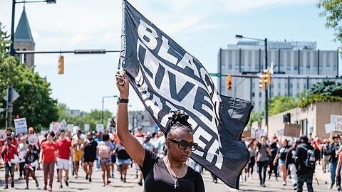 Demonstranten nehmen im Sommer 2022 an einer Kundgebung für Jayland Walker teil.