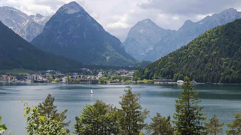 Blick über den Achensee nach Pertisau. Der Gipfel in der Bildmitte im leichten Dunst ist das Sonnjoch.