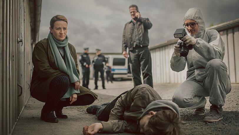 Finale "Theresa Wolff"-Folge "Nebel": Dr. Theresa Wolff (Nina Gummich), Bruno Lewandowski (Aurel Manthei) und die Spurensicherung verschaffen sich einen Eindruck vom Tatort und der Leiche (Philip Günsch).