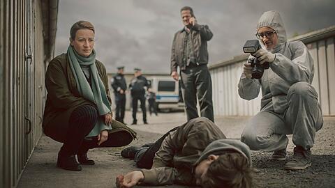 Finale "Theresa Wolff"-Folge "Nebel": Dr. Theresa Wolff (Nina Gummich), Bruno Lewandowski (Aurel Manthei) und die Spurensicherung verschaffen sich einen Eindruck vom Tatort und der Leiche (Philip G&uuml;nsch).
