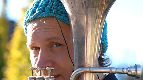 Django Bates, hier mit Tenorhorn, stellt am Kommenden Mittwoch im Schwere Reiter sein Piano-Album "Autumn Fire" vor.