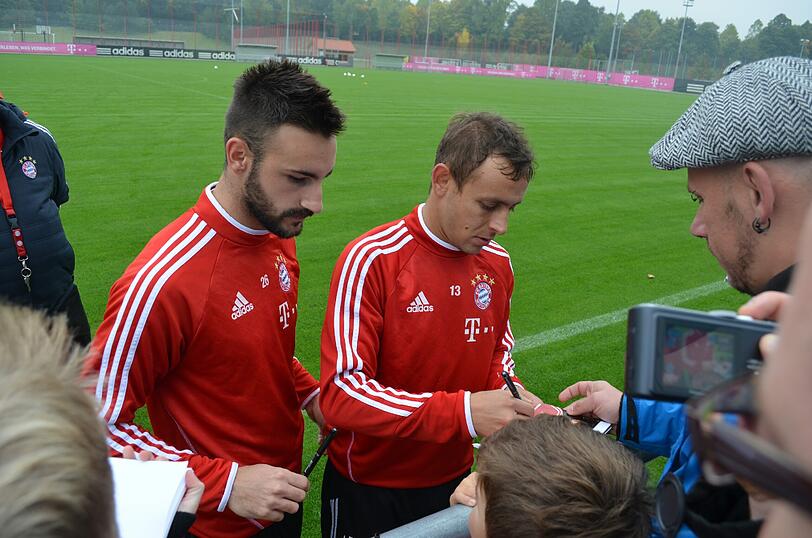 Die Fan-Nähe pflegen: Rafinha und Contento schrieben Autogramme.
