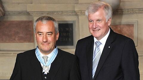 Das Foto zeigt Seehofer bei der Verleihung des Bayerischen Verdienstordens an Ludwig Spaenle im Jahr 2012. Am Dienstag gab's für den Bildungsminister nur die goldene Watschn am Bande.