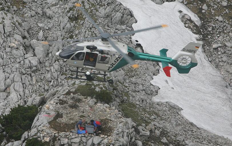 Ein Polizeihubschrauber landet auf einer provisorischen Plattform nähe des Einstiegs zur Riesending-Höhle.