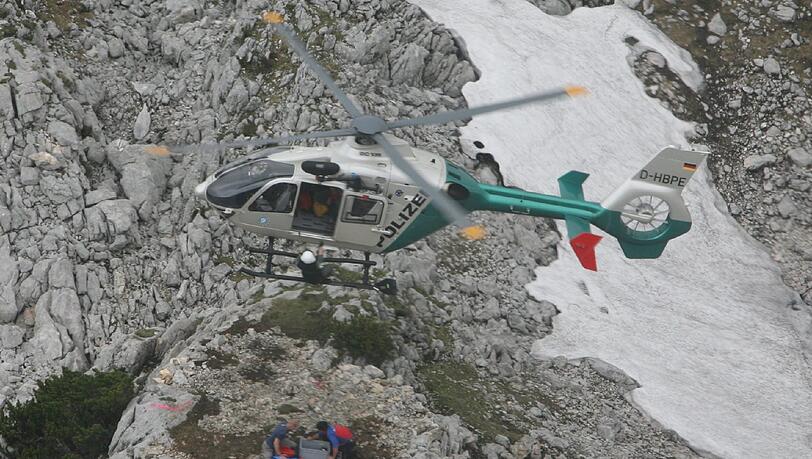 Ein Polizeihubschrauber landet auf einer provisorischen Plattform nähe des Einstiegs zur Riesending-Höhle. Ein Polizeihubschrauber landet auf einer provisorischen Plattform nähe des Einstiegs zur Riesending-Höhle.