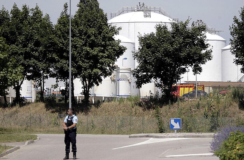 Offenbar ereignete sich die Explosion im Innenhof der Fabrik, die großen Gastanks wurden nicht beschädigt.