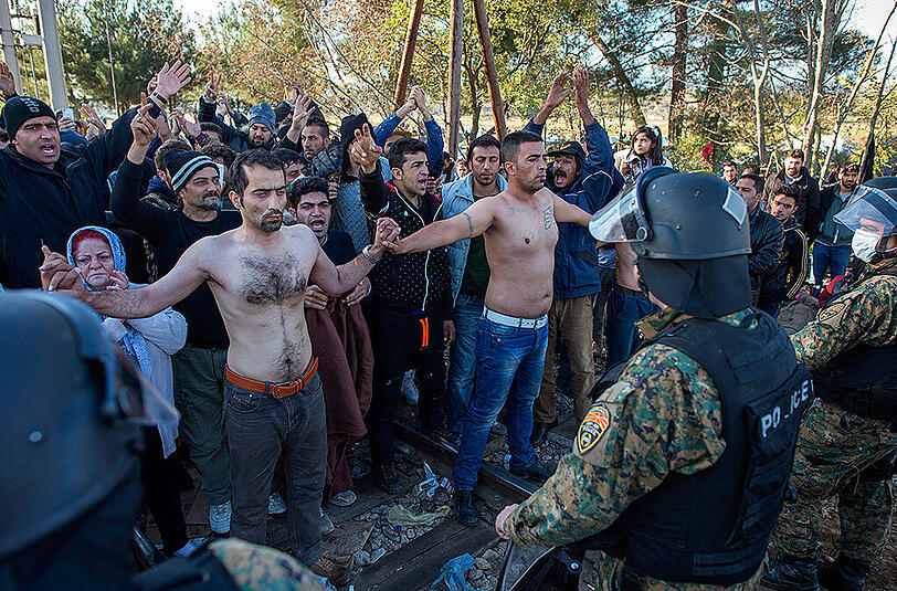 Schock-Protest am Montag an der mazedonischen Grenze bei Gevgelija. Einige Flüchtlinge nähten sich den Mund zu.