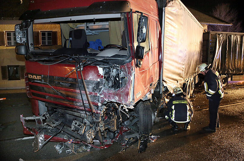 Der BMW wurde bei dem Zusammenprall mit dem Lkw regelrecht zerfetzt.