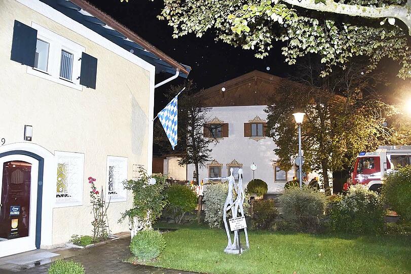 Polizei und Feuerwehr sicherten die Fahrbahnabsenkung in der Lindenstraße.
