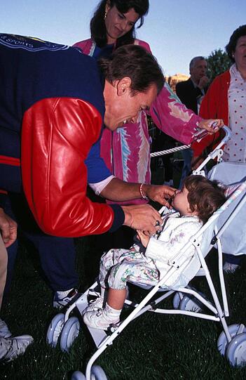 1991: Der Terminator im Babyglück. Er hat insgesamt vier Kinder mit Shriver.