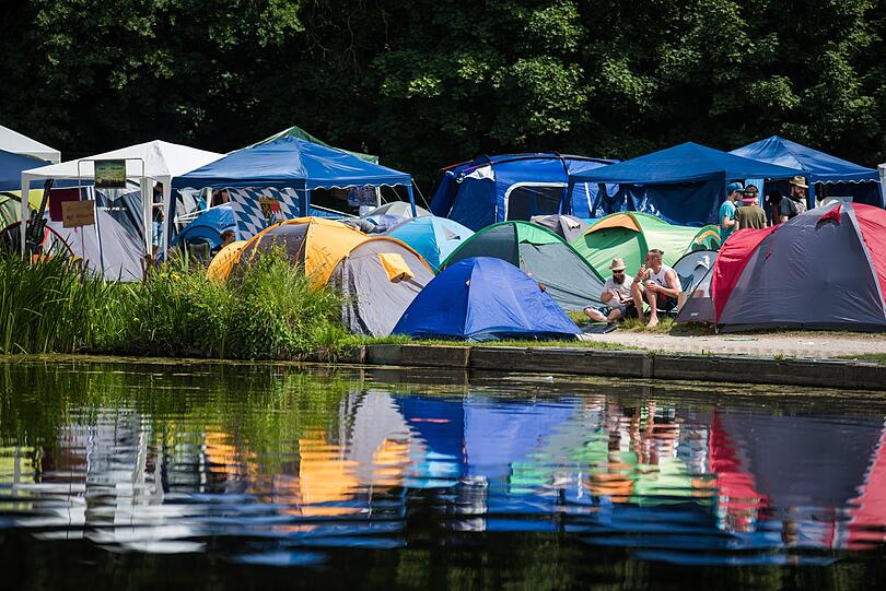 Die Besucher vom Nürnberger Festival "Rock im Park" hatten mehr Glück: Hier schien die Sonne das ganze Festival-Wochenende durch.