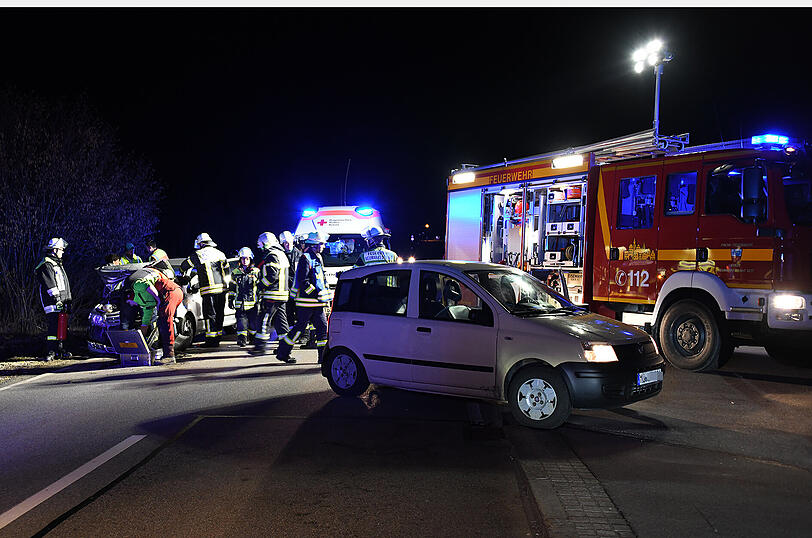 Bei dem Unfall entstand ein Sachschaden in fünfstelliger Höhe, vier Menschen wurden verletzt.