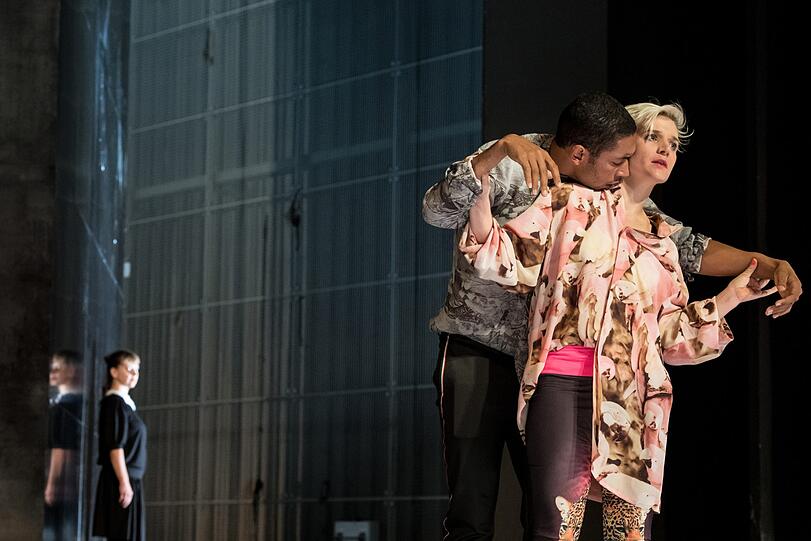 "Ein Riss geht durch die Welt" im Cuvilliéstheater.